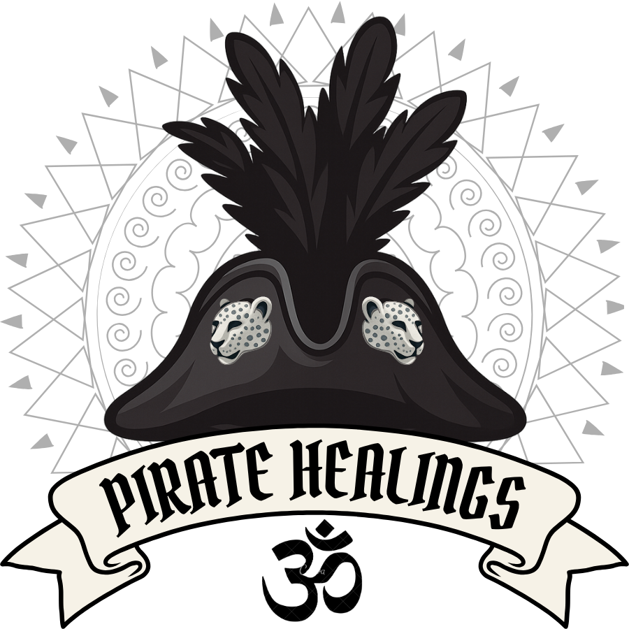 Logo Pirate Healings: ein Dreispitz mit Leopardenkoepfen ueber einem Om-Zeichen