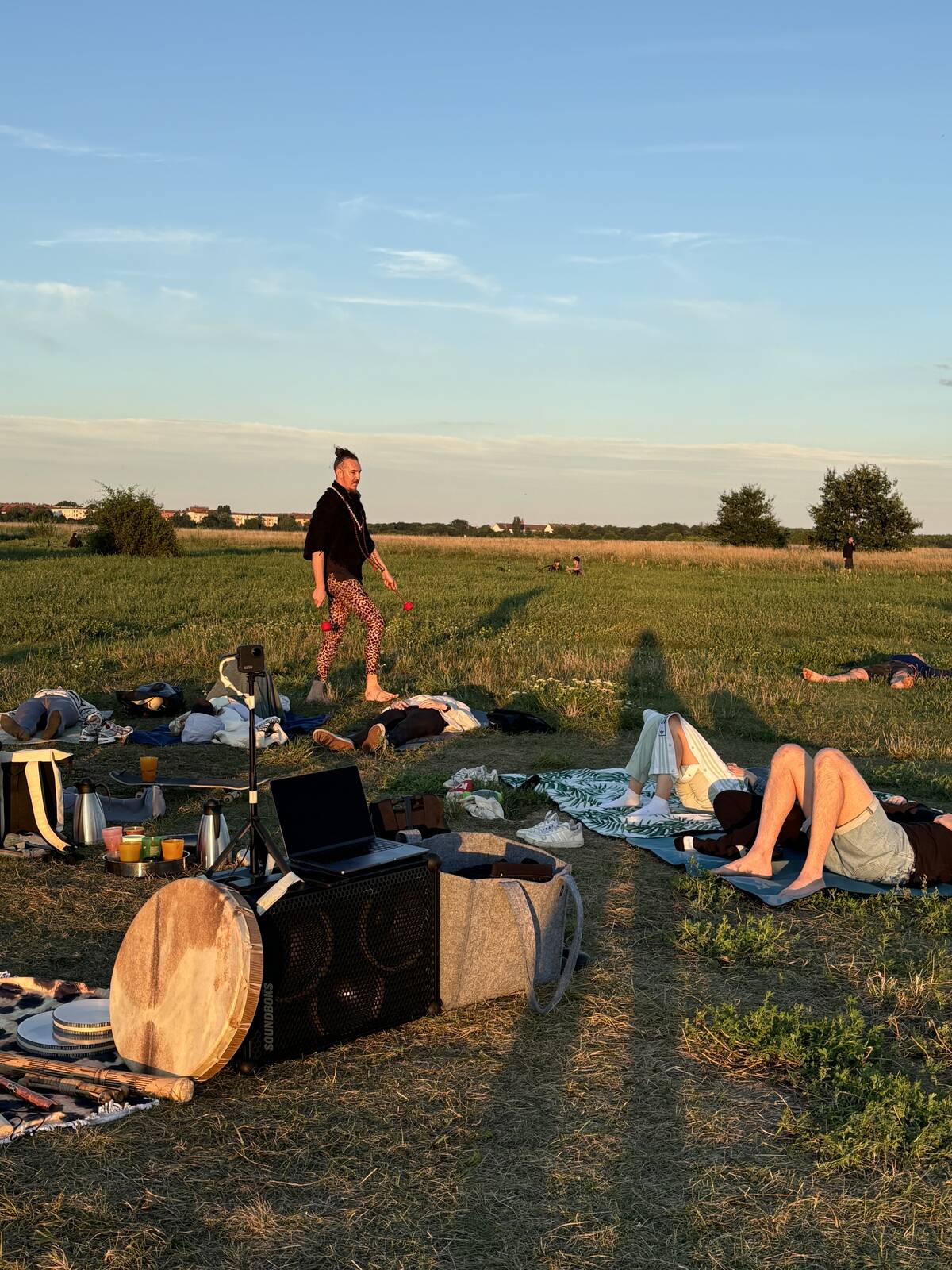 Klangreise im Freien auf einer Wiese am Abend, Instrumente im Gras